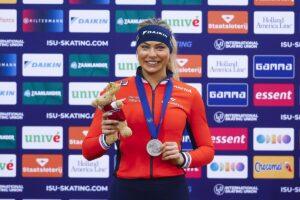 Groot feest bij familie Jutta Leerdam: jongste zus ontkurkt fles champagne na mooie mijlpaal