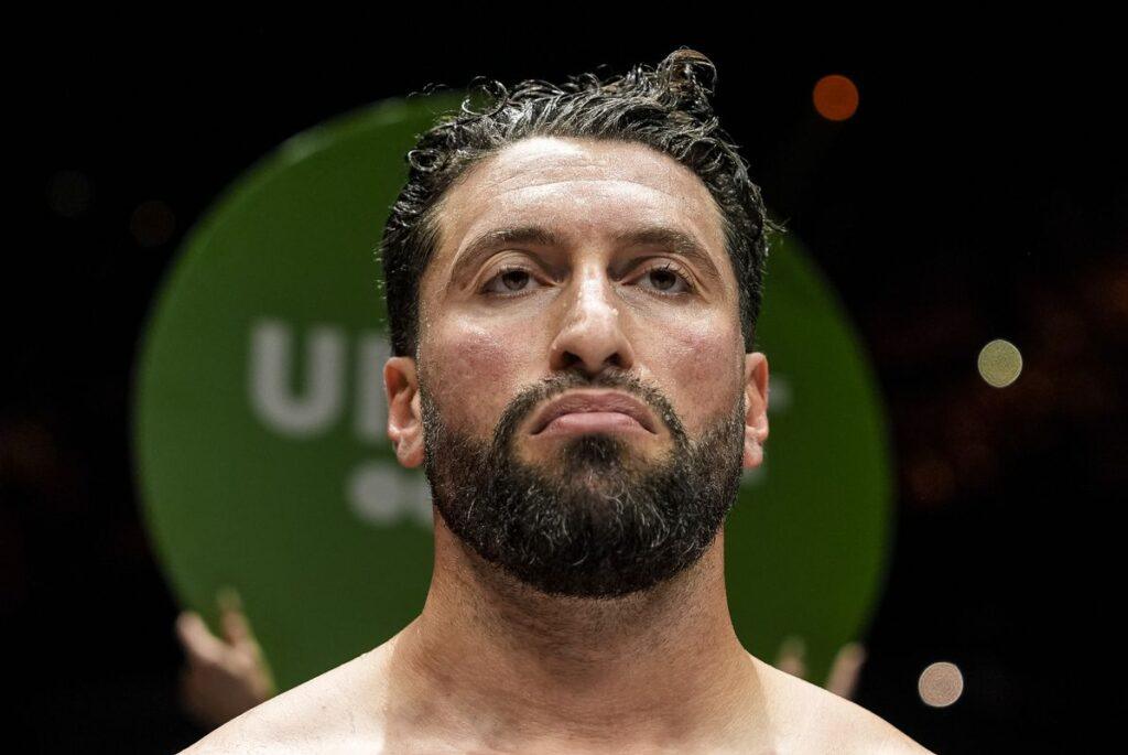 Kickbokser Jamal Ben Saddik moet 'dringend naar het ziekenhuis' na ernstige blessure op Glory 100: 'Enorm balen'