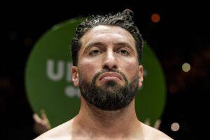 Kickbokser Jamal Ben Saddik moet 'dringend naar het ziekenhuis' na ernstige blessure op Glory 100: 'Enorm balen'