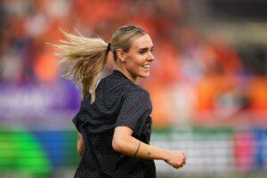 Oranje Leeuwin Jill Roord brengt taartje bij jarige tophockeyster: 'Zó schattig'