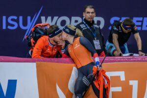 Schaatskoppel Kjeld Nuis en Joy Beune trekken fles champagne open: 'Omdat we wat te vieren hebben'