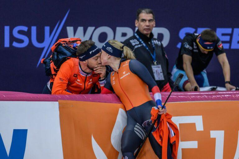 Schaatskoppel Kjeld Nuis en Joy Beune trekken fles champagne open: 'Omdat we wat te vieren hebben'