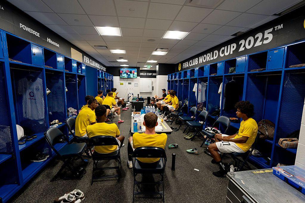 Bizarre taferelen bij Borussia Dortmund: wissels kijken duel liever in kleedkamer