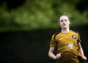 Oranje Leeuwin kijkt op naar Virgil van Dijk en Micky van de Ven: 'Ik heb altijd meer naar mannenvoetbal gekeken'