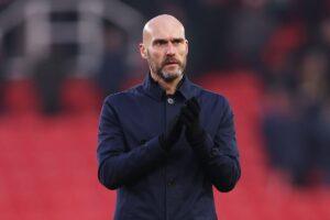 Ontslagen trainer krijgt nog betaald door oude club, maar duikt op tijdens bijzonder ander werk