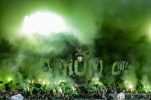 Chaos tijdens derby FC Groningen - SC Heerenveen: wedstrijd uitgesteld én tijdelijk gestaakt