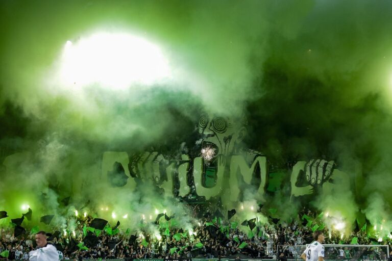 Chaos tijdens derby FC Groningen - SC Heerenveen: wedstrijd uitgesteld én tijdelijk gestaakt