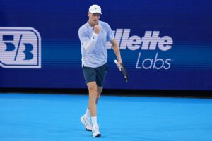 Flink schrikken voor toptennisser Jannik Sinner: grote chaos op toernooi na bizar incident