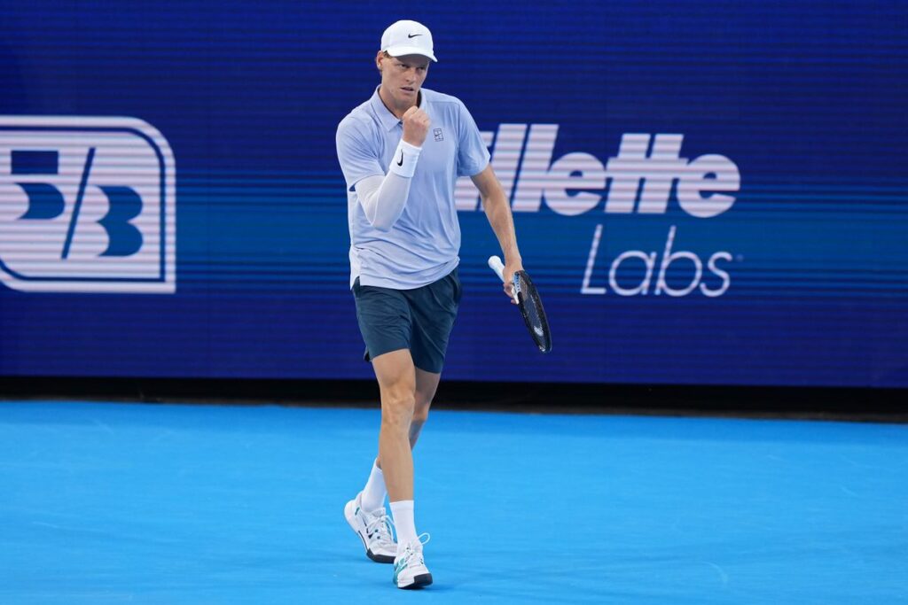 Toptennisser Jannik Sinner komt met de schrik vrij: wedstrijd stilgelegd vanwege bizar incident
