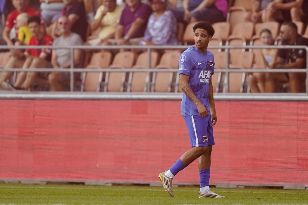 AZ blijft na onhandige actie overeind tegen club met bijzonder wereldrecord in Conference League