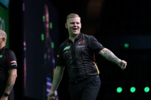 Topdarter kijkt zijn ogen uit aan de andere kant van de wereld: 'Dat hoefde ik nog net niet aan te zetten...'