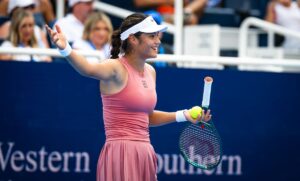 Toptennisster Emma Raducanu doet opvallend verzoek tijdens partij tegen Aryna Sabalenka: 'Het is maar een kind'