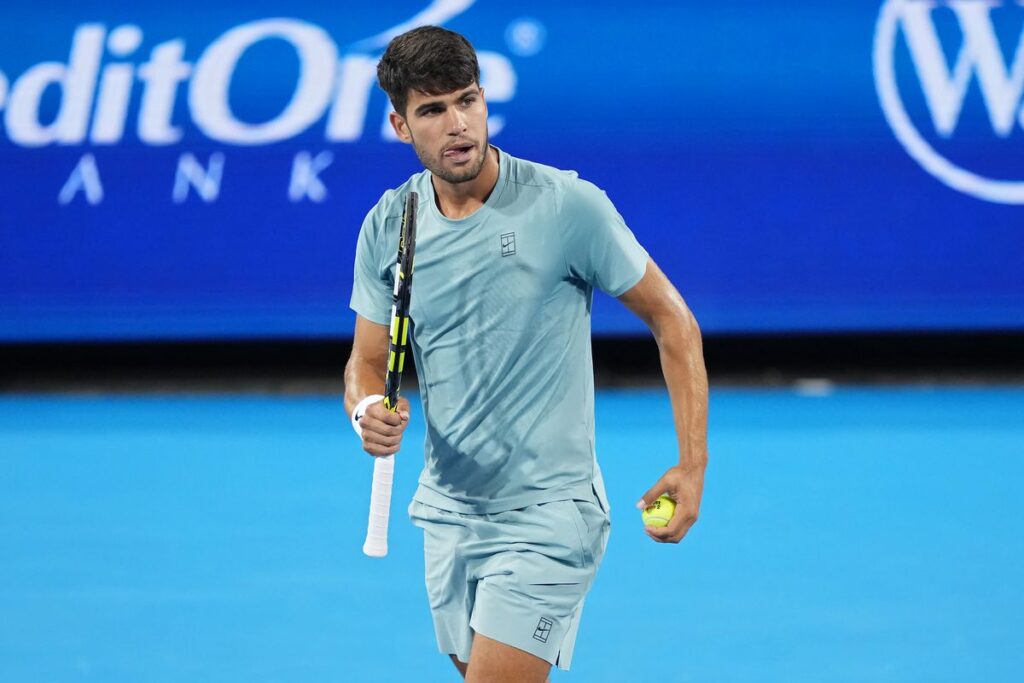 Toptennisser Carlos Alcaraz bereikt halve finale Cincinnati Open: dubbel met Emma Raducanu verder in gevaar