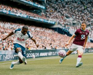 Spurs openen seizoen overtuigend dankzij magische Richarlison
