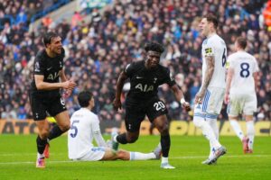 Tottenham wint kraker in Leeds (1–2) dankzij Kudus