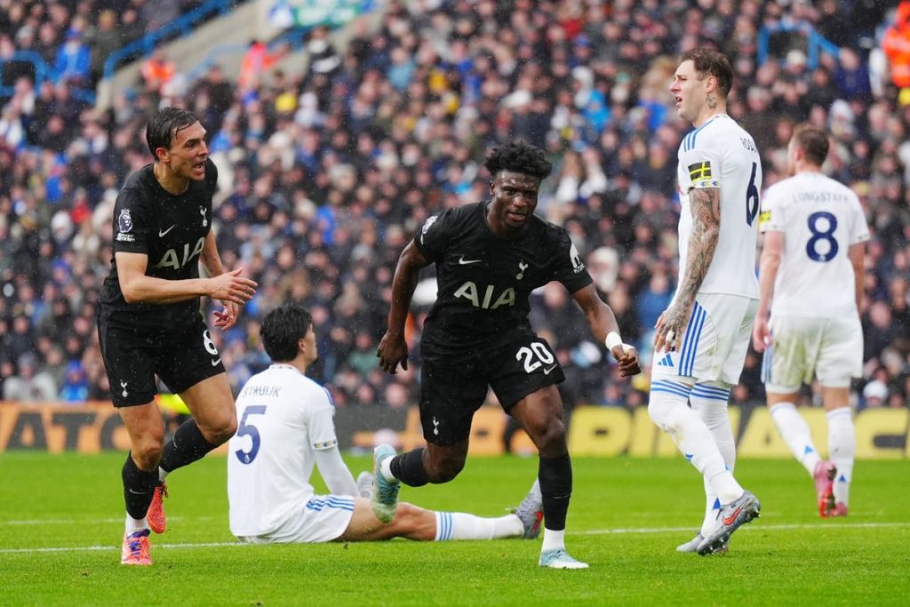 Tottenham wint kraker in Leeds (1–2) dankzij Kudus