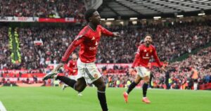 Manchester United wint spektakel tegen Liverpool en grijpt Champions League-ticket