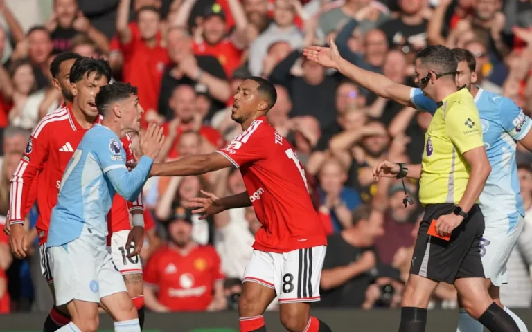 Tien man Manchester City verslaan United in beladen stadsderby