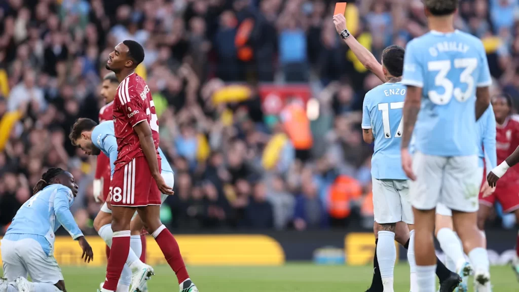 Liverpool verliest van Manchester City: rode kaart Gravenberch kantelt duel op Anfield