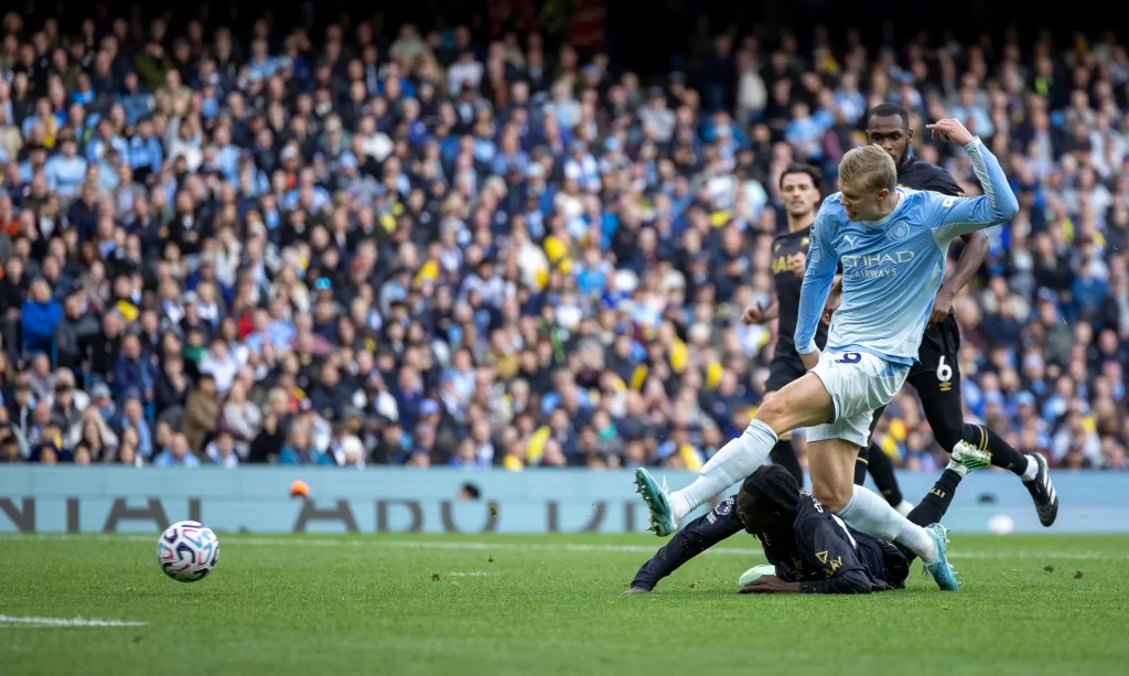 Haaland loodst Manchester City langs Ipswich na spannende slotfase